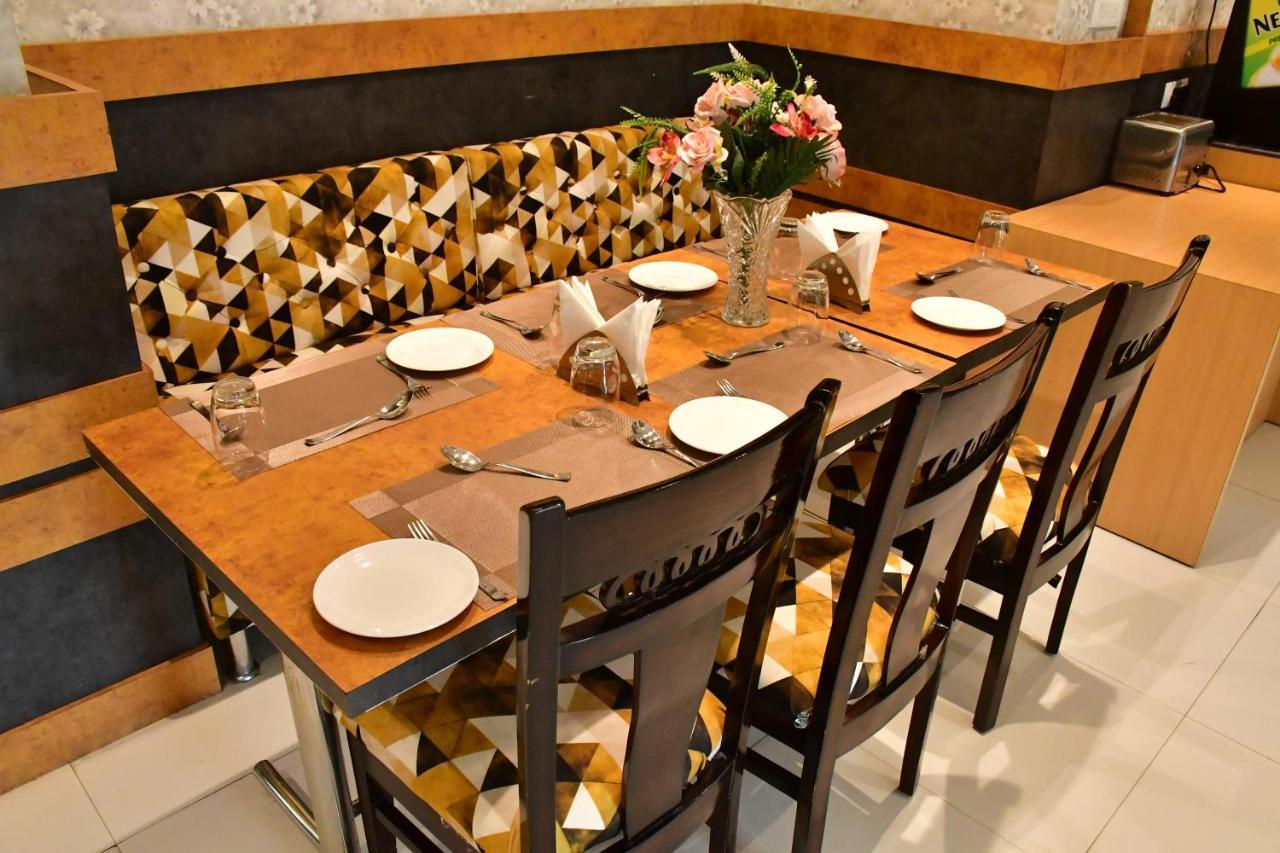 Hotel Yatharth Inn Varanasi Exterior foto