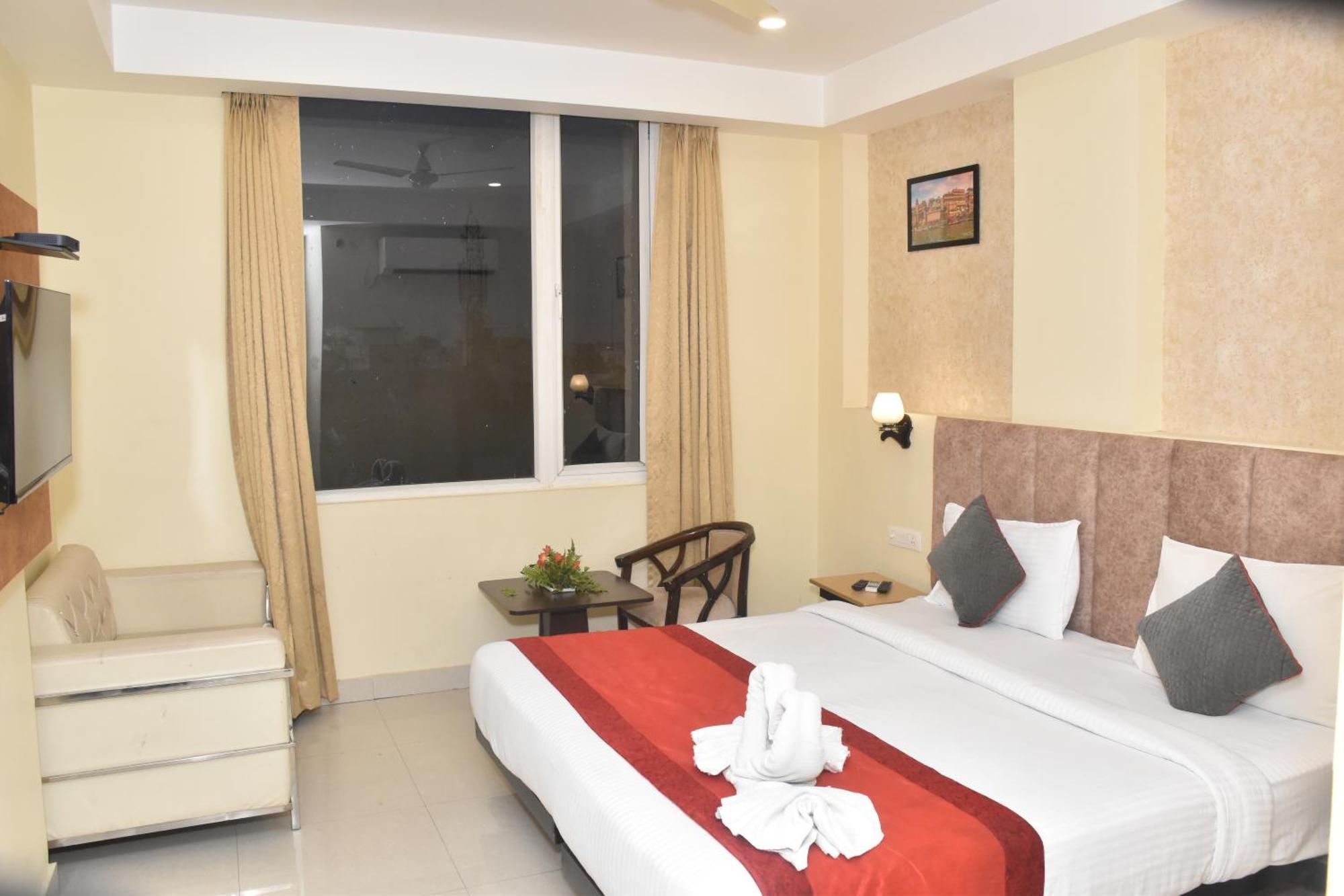 Hotel Yatharth Inn Varanasi Exterior foto